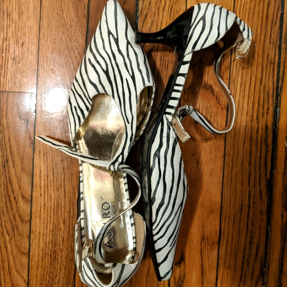 Ashro White/Black | 2in heel | 11W| Comfy!